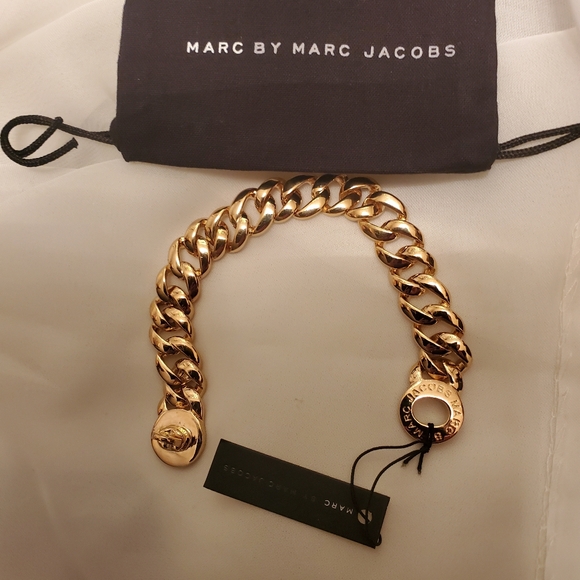 🎁MARC JACOBS KATIE GOLD LINK TWIST LOCK BRACELET  NWT & DUSTBAG - Picture 3 of 5